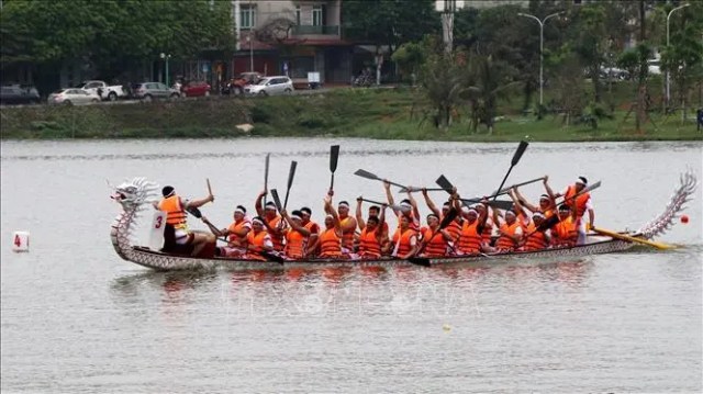 Sôi nổi cuộc đua Bơi chải thành phố Việt Trì