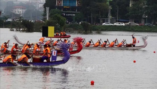 Sôi nổi cuộc đua Bơi chải thành phố Việt Trì