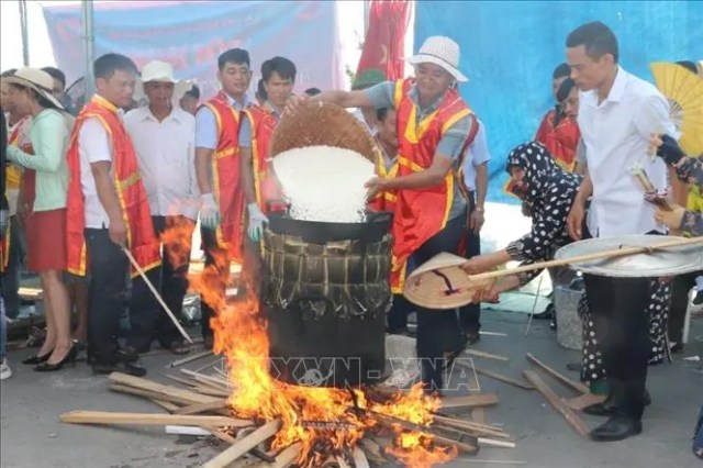 Sôi nổi Lễ hội Bánh chưng - Bánh giầy ở vùng biển Sầm Sơn