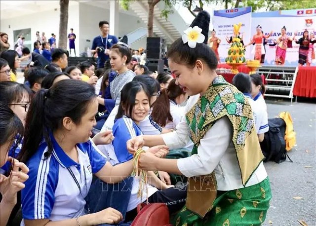 Sôi nổi Ngày hội giao lưu văn hóa Việt Nam - Lào - Campuchia