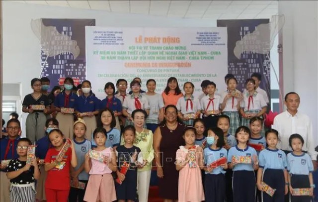 Thi vẽ tranh kỷ niệm 60 năm thiết lập quan hệ ngoại giao Việt Nam - Cuba Thi vẽ tranh kỷ niệm 60 năm thiết lập quan hệ ngoại giao Việt Nam - Cuba