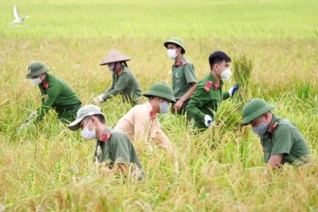 Thủ đoạn ‘vấy mực’ hình ảnh người Công an giúp dân trong đại dịch COVID-19