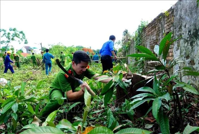 Thu dọn vệ sinh hoàn trả lại hiện trạng cho di tích tại khu vực Thượng Thành (Huế)