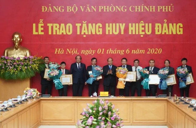 Thủ tướng dự lễ trao Huy hiệu Đảng của Văn phòng Chính phủ