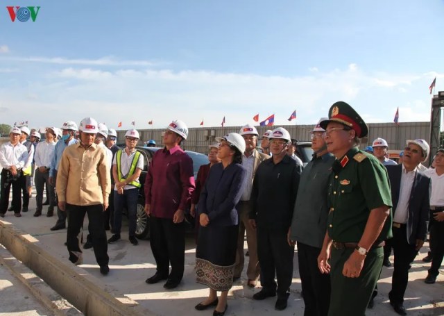 Thủ tướng Lào thăm Nhà Quốc hội Lào- công trình do Việt Nam trao tặng