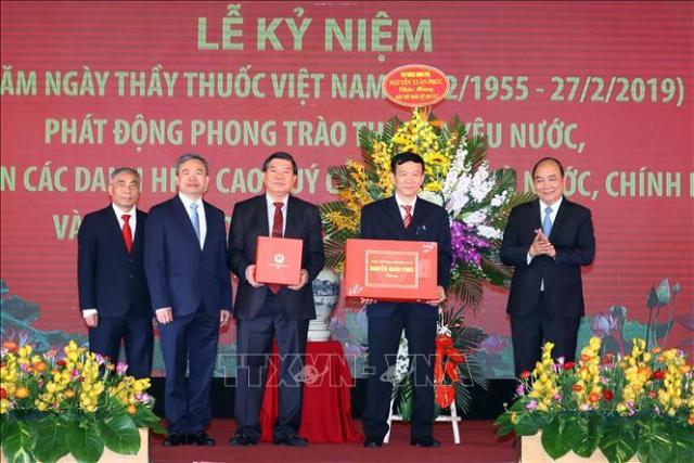 Thủ tướng Nguyễn Xuân Phúc: Đội ngũ y, bác sỹ là những 'người anh hùng thầm lặng'