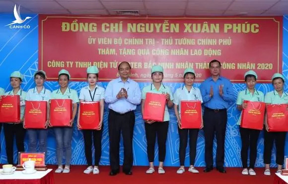 Thủ tướng Nguyễn Xuân Phúc thăm hỏi, động viên công nhân, người lao động