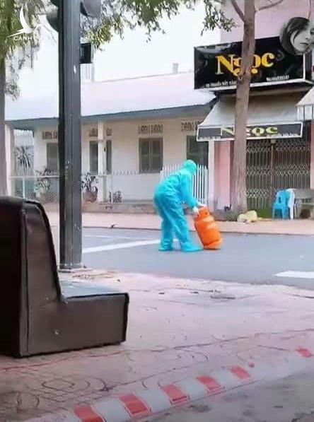 Thực hư thông tin “làm như người ta là tù nhân” ở khu phong tỏa phòng chống Covid-19 Thực hư thông tin “làm như người ta là tù nhân” ở khu phong tỏa phòng chống Covid-19