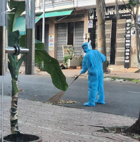 Thực hư thông tin “làm như người ta là tù nhân” ở khu phong tỏa phòng chống Covid-19 Thực hư thông tin “làm như người ta là tù nhân” ở khu phong tỏa phòng chống Covid-19