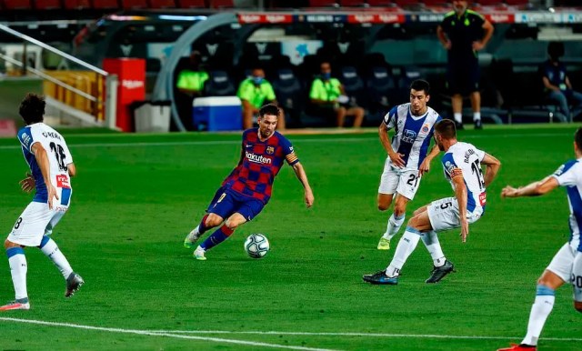 Tiễn hàng xóm Espanyol xuống hạng, Barcelona áp sát Real Madrid