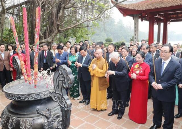 Tổng Bí thư, Chủ tịch nước Nguyễn Phú Trọng và Phu nhân thả cá chép tại hồ Hoàn Kiếm