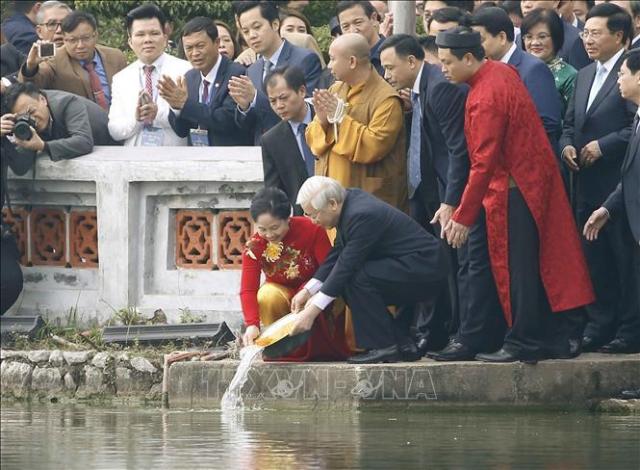 Tổng Bí thư, Chủ tịch nước Nguyễn Phú Trọng và Phu nhân thả cá chép tại hồ Hoàn Kiếm