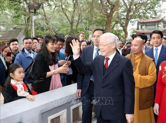 Tổng Bí thư, Chủ tịch nước Nguyễn Phú Trọng và Phu nhân thả cá chép tại hồ Hoàn Kiếm