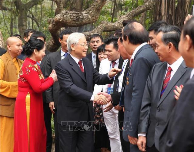 Tổng Bí thư, Chủ tịch nước Nguyễn Phú Trọng và Phu nhân thả cá chép tại hồ Hoàn Kiếm