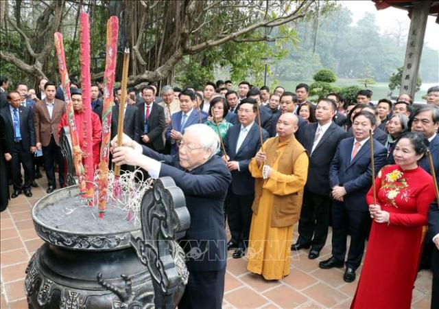 Tổng Bí thư, Chủ tịch nước Nguyễn Phú Trọng và Phu nhân thả cá chép tại hồ Hoàn Kiếm