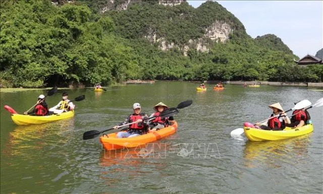 Về Tràng An trải nghiệm chèo thuyền kayak