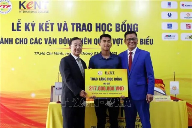 Trao học bổng cho 4 vận động viên quần vợt xuất sắc