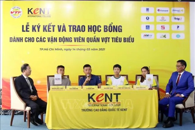 Trao học bổng cho 4 vận động viên quần vợt xuất sắc