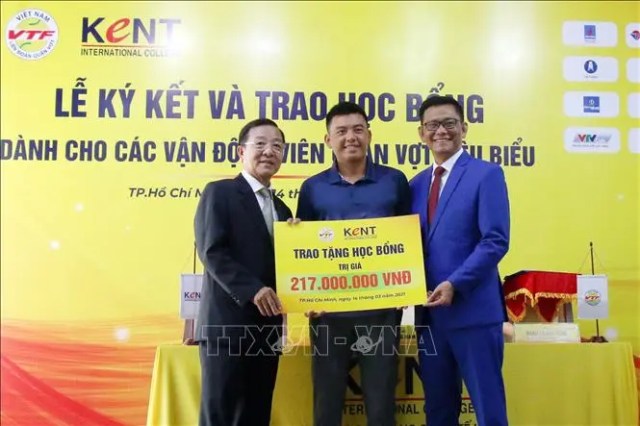 Trao học bổng cho 4 vận động viên quần vợt xuất sắc