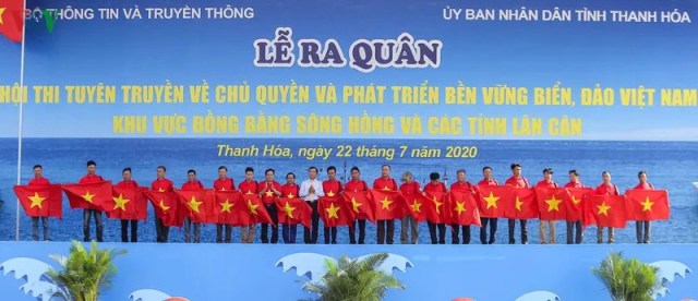 Trao tặng 2000 lá cờ Tổ quốc cho ngư dân Thanh Hóa