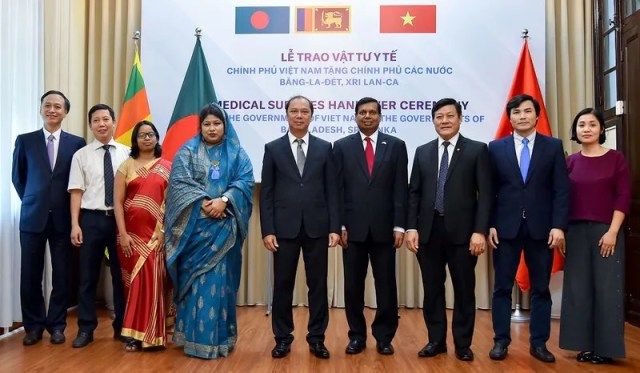 Trao vật tư y tế hỗ trợ Bangladesh và Sri Lanka chống dịch Covid-19