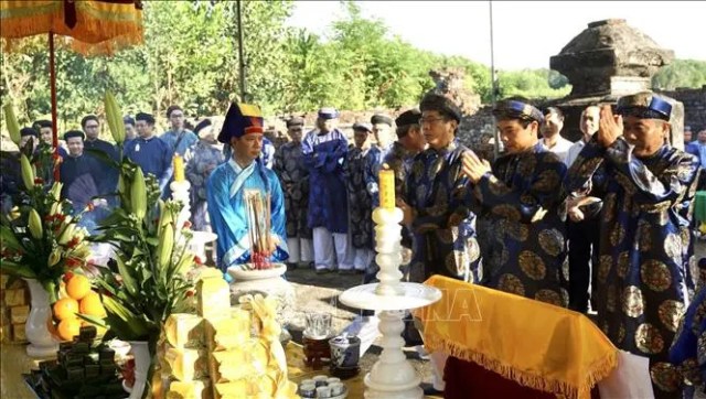 Tri ân Chúa Nguyễn 'khai sinh' chiếc áo dài