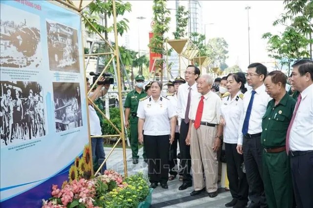 Triển lãm ảnh 'Sáng mãi danh hiệu vẻ vang Thành đồng Tổ quốc'