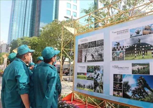 Triển lãm ảnh 'Tự hào một dải biên cương'