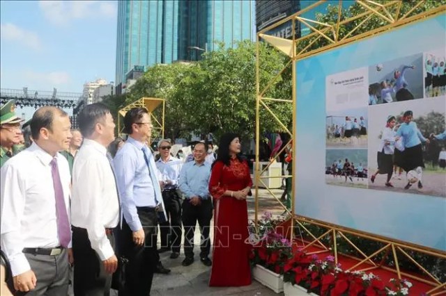 Triển lãm ảnh 'Tự hào một dải biên cương'