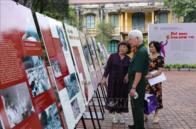 Triển lãm 'Đất nước trọn niềm vui'