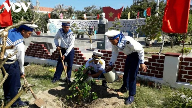 Trường Sa xanh giữa biển khơi