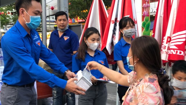 TỰ HÀO VÌ CHÚNG TÔI- NHỮNG THANH NIÊN TÌNH NGUYỆN TRÊN MẶT TRẬN CHỐNG DỊCH