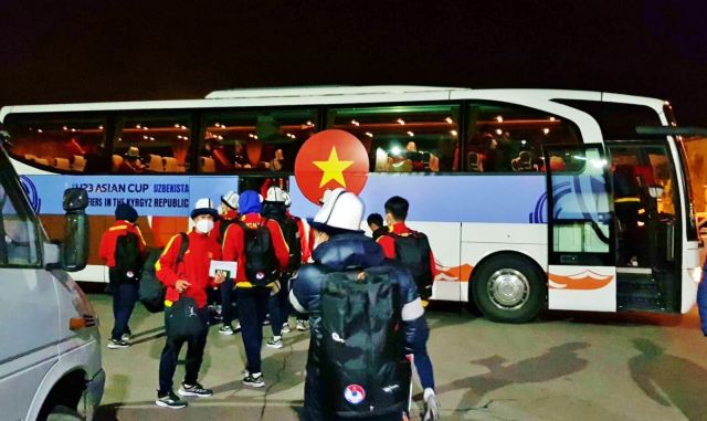 Tuyển U23 Việt Nam đến Kyrgyzstan, loay hoay chọn sân tập