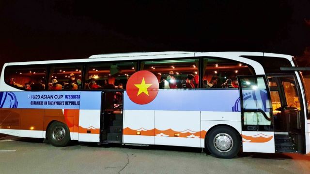 Tuyển U23 Việt Nam đến Kyrgyzstan, loay hoay chọn sân tập