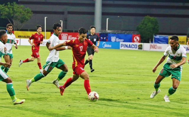Tuyển Việt Nam và tuyển Indonesia cầm chân nhau 0 - 0, vé bán kết bảng B chờ lượt trận cuối Tuyển Việt Nam và tuyển Indonesia cầm chân nhau 0 - 0, vé bán kết bảng B chờ lượt trận cuối