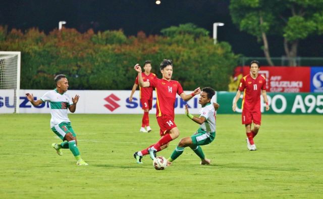 Tuyển Việt Nam và tuyển Indonesia cầm chân nhau 0 - 0, vé bán kết bảng B chờ lượt trận cuối Tuyển Việt Nam và tuyển Indonesia cầm chân nhau 0 - 0, vé bán kết bảng B chờ lượt trận cuối