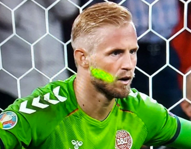 UEFA xem xét án phạt đối với hành vi không đẹp của cổ động viên Anh UEFA xem xét án phạt đối với hành vi không đẹp của cổ động viên Anh