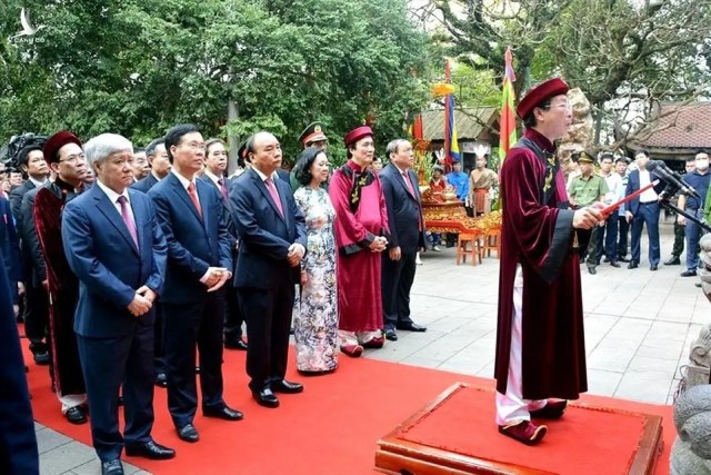 Về bức ảnh Chủ tịch nước Nguyễn Xuân Phúc mang giày thể thao dâng hương tại đền Hùng