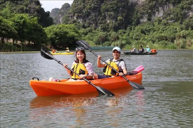 Về Tràng An trải nghiệm chèo thuyền kayak