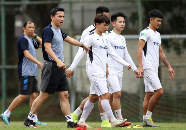 Vòng 6 V-League 2021: Lee Nguyễn tái ngộ Kiatisak